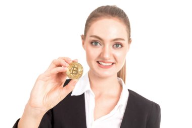 Altın bitcoin beyaz arka plan üzerinde izole onun elinde tutan işkadını