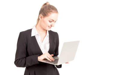 Beyaz arka plan üzerinde izole bir dizüstü bilgisayar kullanarak gülümseyen iş kadını