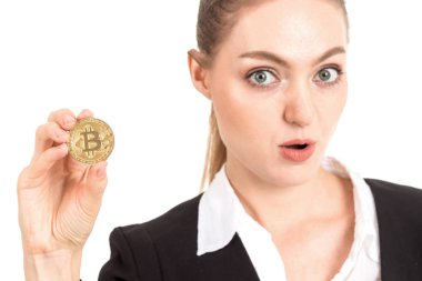 Altın bitcoin beyaz arka plan üzerinde izole onun elinde tutan işkadını