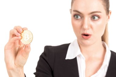 Altın bitcoin beyaz arka plan üzerinde izole onun elinde tutan işkadını