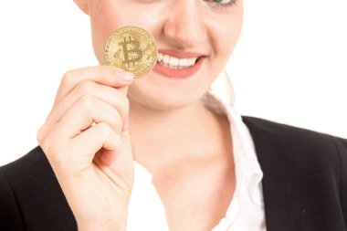 Altın bitcoin beyaz arka plan üzerinde izole onun elinde tutan işkadını