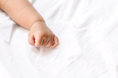 Bebek el Beyaz yatakta