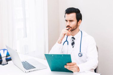 Doktor ve dizüstü bilgisayar hospital.healthcare ve tıp ile çalışma stetoskop