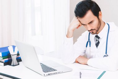 Doktor ve dizüstü bilgisayar hospital.healthcare ve tıp ile çalışma stetoskop