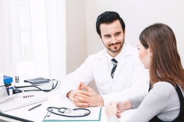 Hospital.healthcare ve tıp doktorlar masada danışmanlık doktor ve kadın hasta