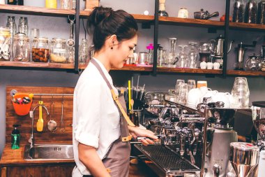 Kadınlar Barista kahve makinesi kafede kahve yapmak için kullanma