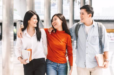 Grup Notebook açık havada tutan Üniversitesi'nde öğrenci. Eğitim kavramı