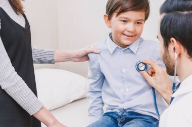Doktor muayene hospital.healthcare ve tıp stetoskop ile küçük çocuk