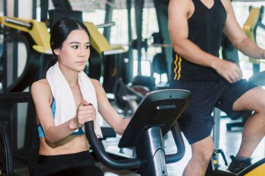 Kadın fitness egzersiz egzersiz-makine vasıl jimnastik salonu ile yürütmek