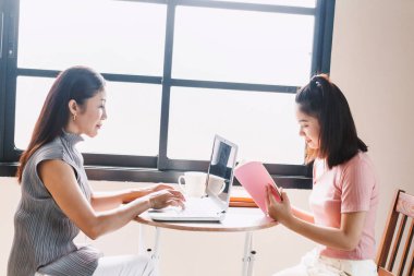 Evde dizüstü bilgisayar kullanan bir kadın.