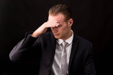 Sorunlarınız ve siyah arka plan üzerine işi, duygu yorgun bitkin süre baş ağrısı duygu işadamı