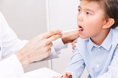Kontrol küçük çocuk hospital.healthcare ve tıp boğaz sahip doktor muayene