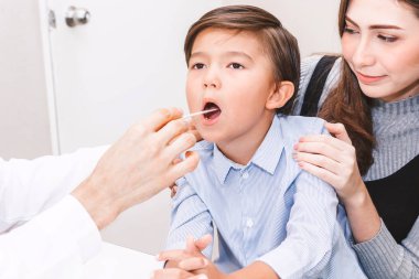 Kontrol küçük çocuk hospital.healthcare ve tıp boğaz sahip doktor muayene
