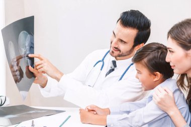 Küçük çocuk hospital.healthcare ve tıp için x-ışını fotoğrafı gösterilen doktor