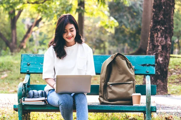 Жінка Розслабляється Використовує Ноутбук Сидячи Траві Парку — стокове фото