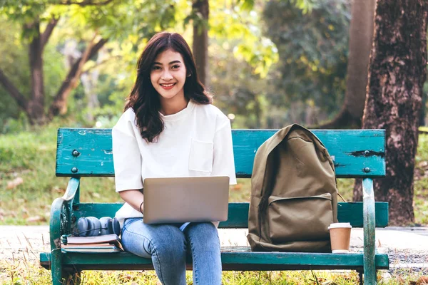 Frau Entspannen Und Einen Laptop Benutzen Der Auf Gras Park — Stockfoto