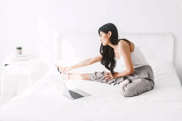 Woman Practicing Yoga Home Bedroom — Stock Photo, Image