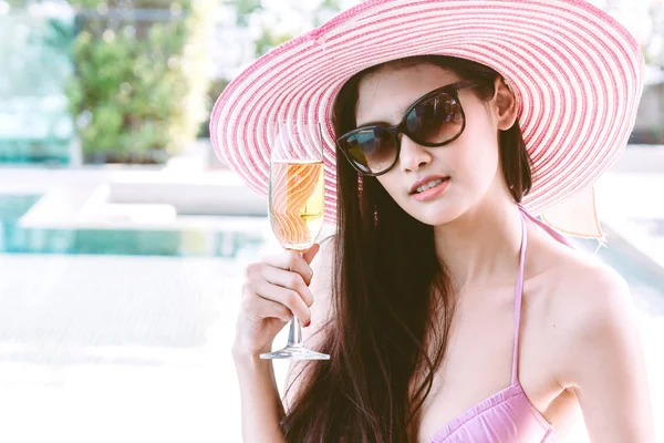 Mulher Vestindo Biquíni Bebendo Coquetel Piscina Nas Férias Verão Relaxante — Fotografia de Stock