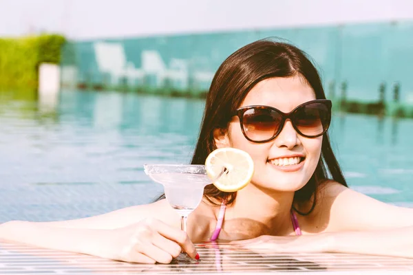 Vrouw Het Dragen Van Bikini Drinken Cocktail Zwembad Zomervakantie Ontspannen — Stockfoto