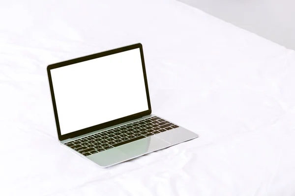 Laptop Met Leeg Scherm Slaapkamer — Stockfoto