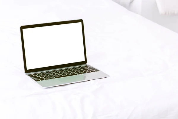 Laptop Met Leeg Scherm Slaapkamer — Stockfoto