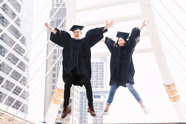 Två Glada Studenter Firar Lyckad Gradering Campus Bygga Bakgrund — Stockfoto