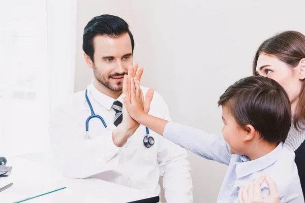 Γιατρός Δίνει Ένα Γεια Πέντε Ασθενή Αγόρι Στην Hospital Healthcare — Φωτογραφία Αρχείου