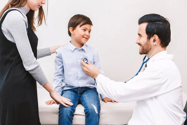 Dokter Onderzoek Jongetje Met Stethoscoop Hospital Healthcare Geneeskunde — Stockfoto