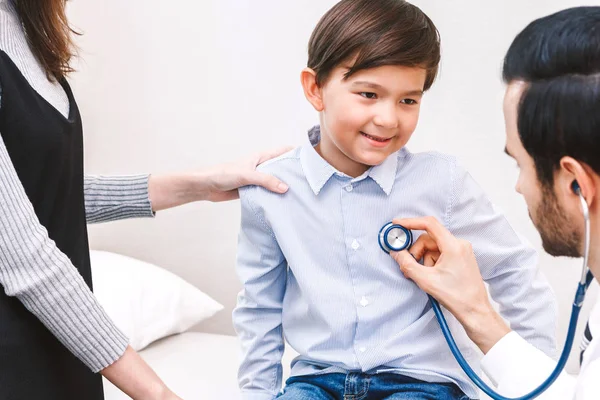 Examen Médico Niño Pequeño Con Estetoscopio Hospital Healthcare Medicina — Foto de Stock