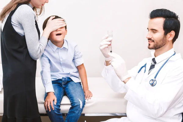 Orvos Védő Kesztyű Amely Injekció Kis Fiú Gyermek Anya Orvosok — Stock Fotó