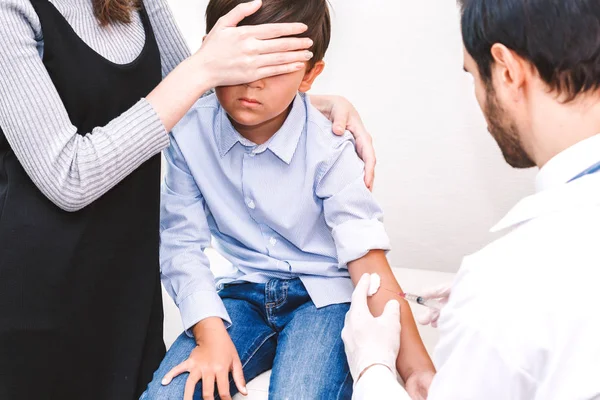 Médico Guantes Protectores Que Inyección Con Niño Pequeño Mamá Mesa — Foto de Stock