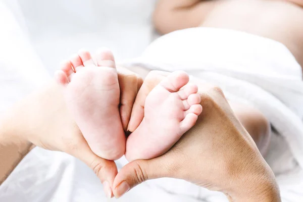 Neugeborenes Baby Füße Auf Mutter Hände — Stockfoto