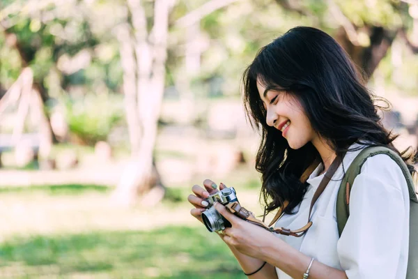 Asyalı Kadın Alarak Resim Ile Fotoğraf Makinesi Park — Stok fotoğraf