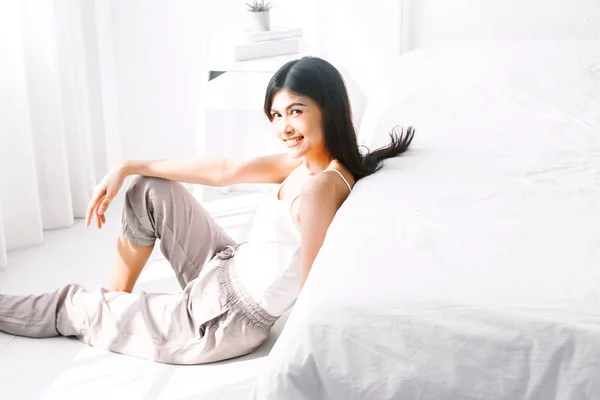 Schöne Frau Entspannt Sich Beim Fußboden Der Nähe Des Bettes — Stockfoto