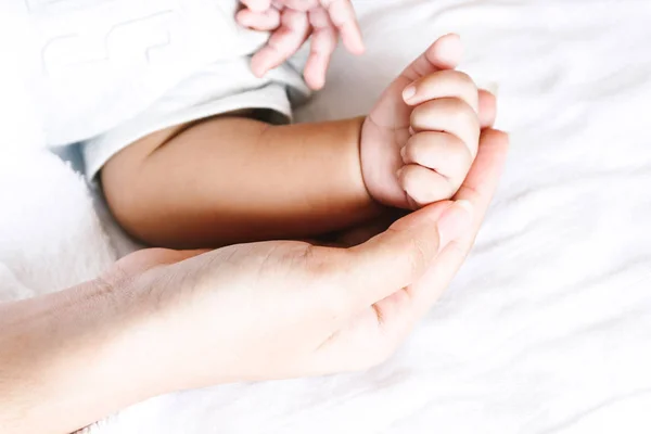 赤ちゃん手手の母 — ストック写真