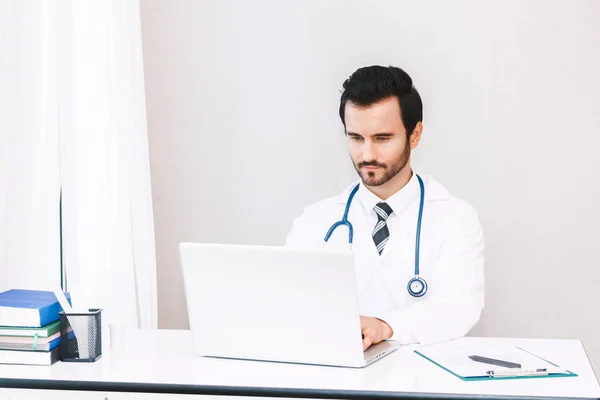 Médico Estetoscopio Trabajando Con Computadora Portátil Hospital Healthcare Medicina — Foto de Stock