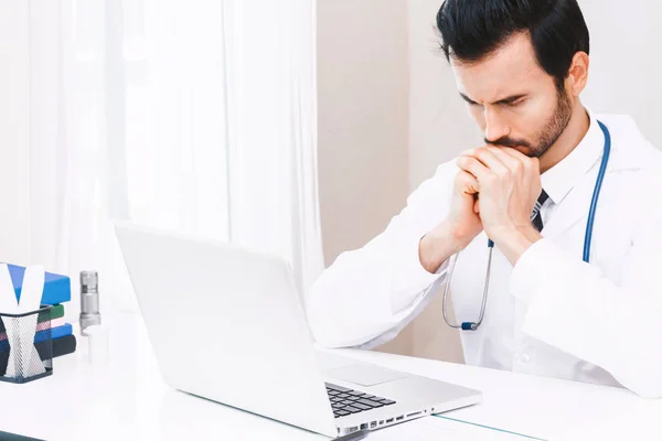 Arzt Und Stethoskop Arbeiten Mit Laptop Computer Krankenhaus Gesundheitswesen Und — Stockfoto