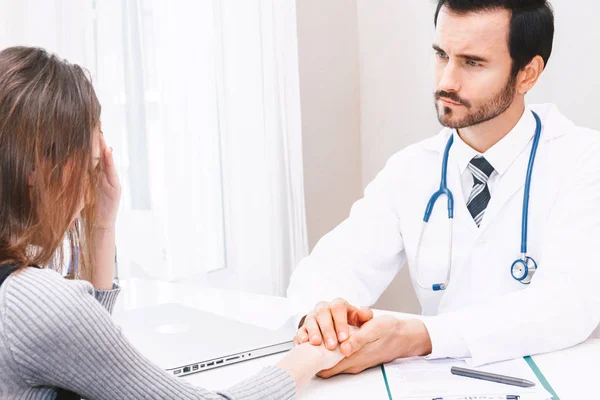 Médico Tranquilizando Seu Paciente Feminino Com Cuidado Mesa Médicos Hospital — Fotografia de Stock