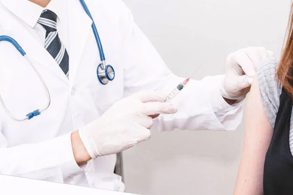 Arzt Schutzhandschuhen Der Einer Patientin Krankenhaus Eine Injektion Verabreicht — Stockfoto