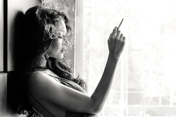 Retrato Moda Mujer Hermosa Sexy Cuerpo Delgado Fumar Cigarrillo — Foto de Stock