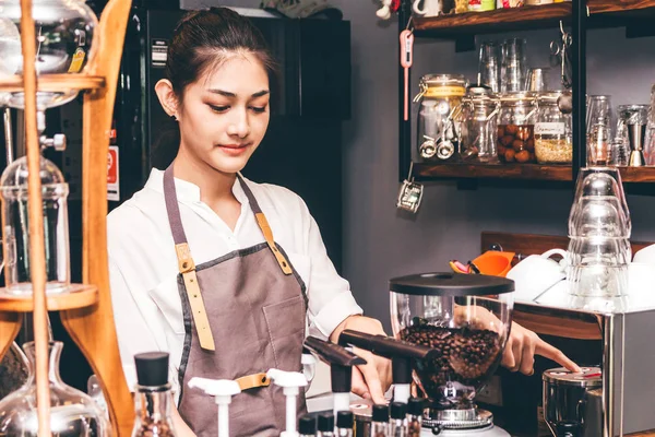 Женщины Бариста Используют Кофеварку Приготовления Кофе Кафе — стоковое фото