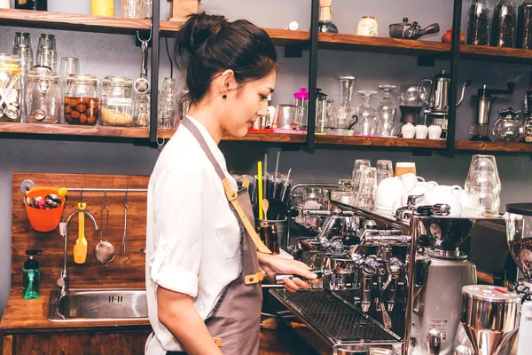 Vrouwen Barista Koffie Machine Gebruiken Voor Het Maken Van Koffie — Stockfoto