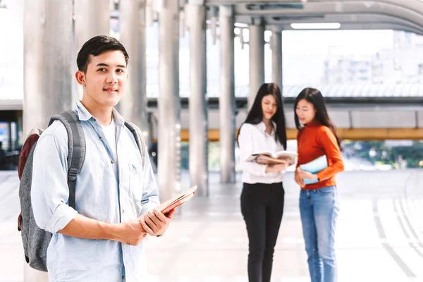 Grupp Elever Håller Anteckningsböcker Utomhus Vid Universitet Utbildning Konceptet — Stockfoto