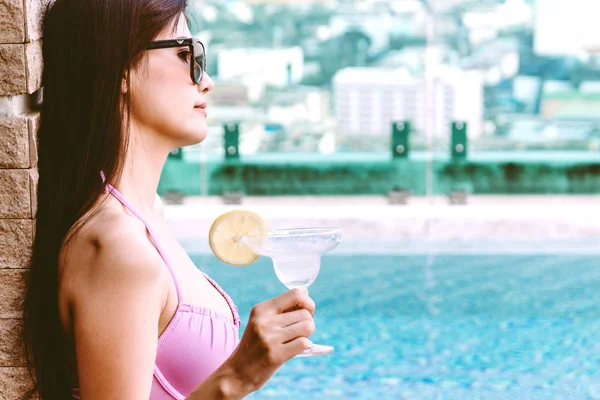 Frau Bikini Trinkt Cocktail Schwimmbad Sommerurlaub Entspannen Resort Spa — Stockfoto