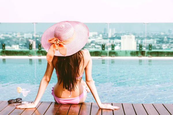一个穿两件比基尼的女人在游泳池的夏季假期放松在度假村水疗中心 — 图库照片