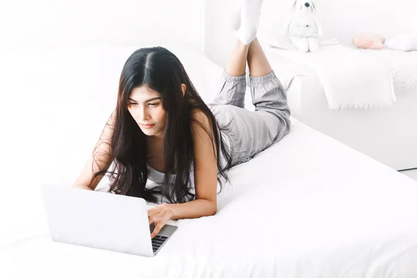 Mujer Usando Computadora Digital Sobremesa Dormitorio —  Fotos de Stock