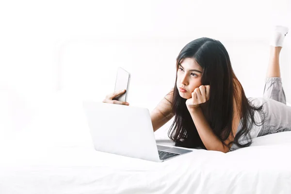 Mujer Usando Computadora Digital Sobremesa Dormitorio —  Fotos de Stock