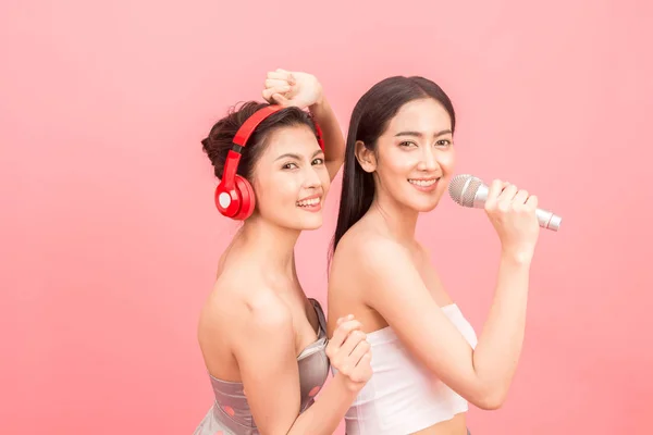 Happy Two Women Singing Microphones Pink Background — Stock Photo, Image