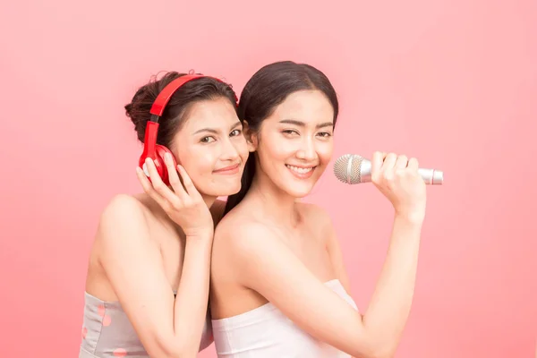 Happy Two Women Singing Microphones Pink Background — Stock Photo, Image