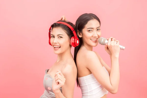 Happy Two Women Singing Microphones Pink Background — Stock Photo, Image